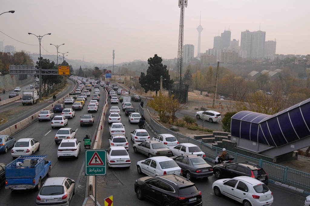 FILE.- Cars drive in an afternoon traffic jam in a high air pollution in Tehran, Iran, Sunday, Dec. 7, 2025. (AP Photo/Vahid Salemi,File)