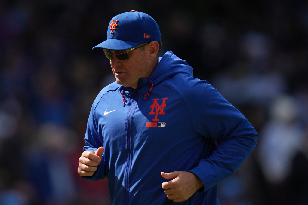 New York Mets manager Carlos Mendoza returns to the dugout after making a pitching change during the sixth inning of a baseball game against the Chicago Cubs, Saturday, April 18, 2026, in Chicago. (AP Photo/Erin Hooley)