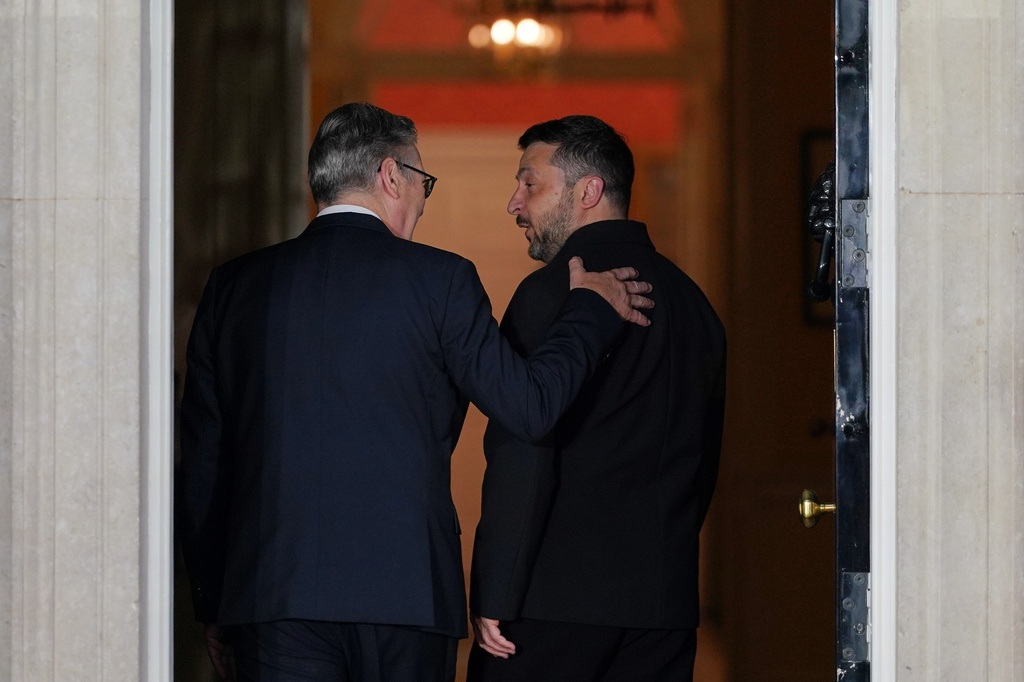 Britain's Prime Minister, Keir Starmer, left gestures to the President of Ukraine, Volodymyr Zelenskyy as they step inside 10 Downing Street ahead of a meeting with the leaders of France and Germany in London, Sunday, June 7, 2026. (AP Photo/Alberto Pezzali)