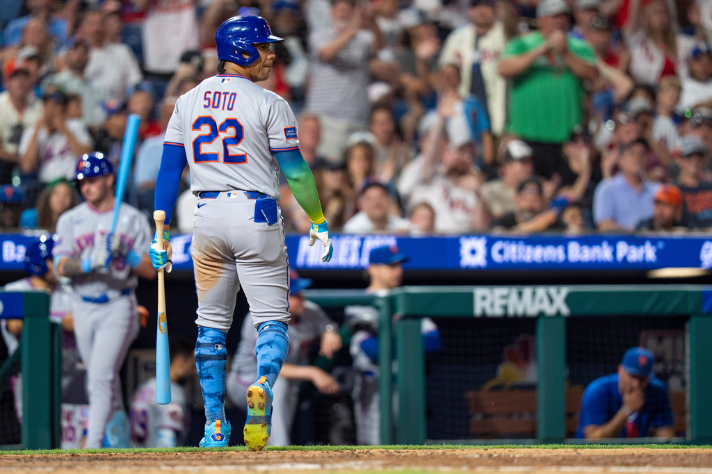 New York Mets' Juan Soto looks back after striking out during the eighth inning of a baseball game against the Philadelphia Phillies, Sunday, June 21, 2026, in Philadelphia. (AP Photo/Chris Szagola)