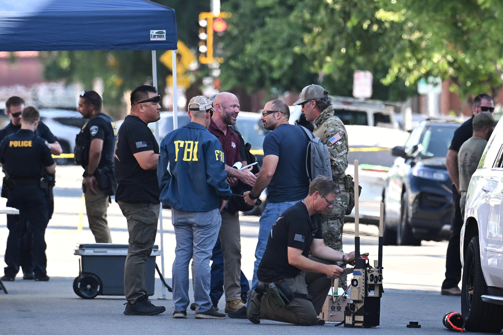 Law enforcement work the scene after a man barricaded himself inside a bank Tuesday, June 2, 2026, in Bakersfield, Calif. (AP Photo/David Dennis)