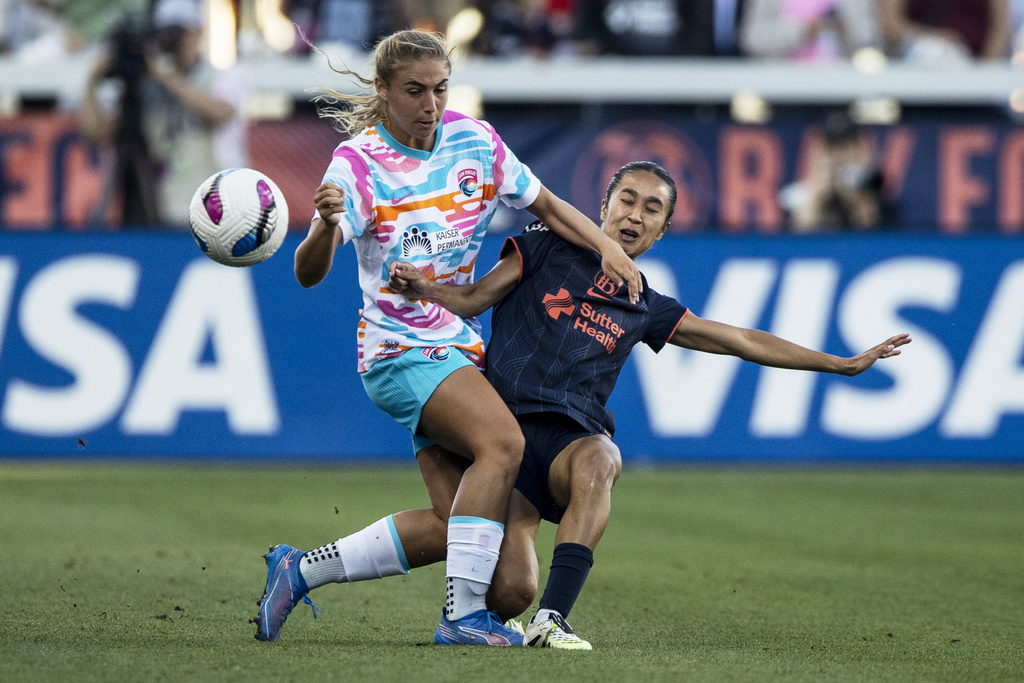 Bay FC defender Caprice Dydasco (3) and San Diego Wave FC midfielder Kimmi Ascanio (17) fight for a ball during the first half of an NWSL soccer match in San Jose, Calif., Saturday, Aug. 16, 2025. (Stephen Lam/San Francisco Chronicle via AP)