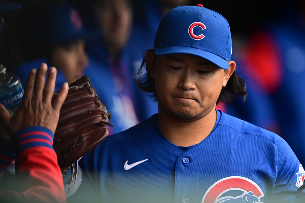 Chicago Cubs starting pitcher Shota Imanaga is congratulated in the dugout after being removed from the game by manager Craig Counsell in the sixth inning in the second baseball game of a doubleheader against the Cleveland Guardians, Sunday, April 5, 2026, in Cleveland. (AP Photo/David Dermer)