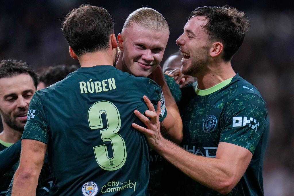 Manchester City's Erling Haaland, center, celebrates with teammates after scoring their side's second goal during a Champions League opening phase soccer match between Real Madrid and Manchester City, in Madrid, Spain, Wednesday, Dec. 10, 2025. (AP Photo/Manu Fernandez)
