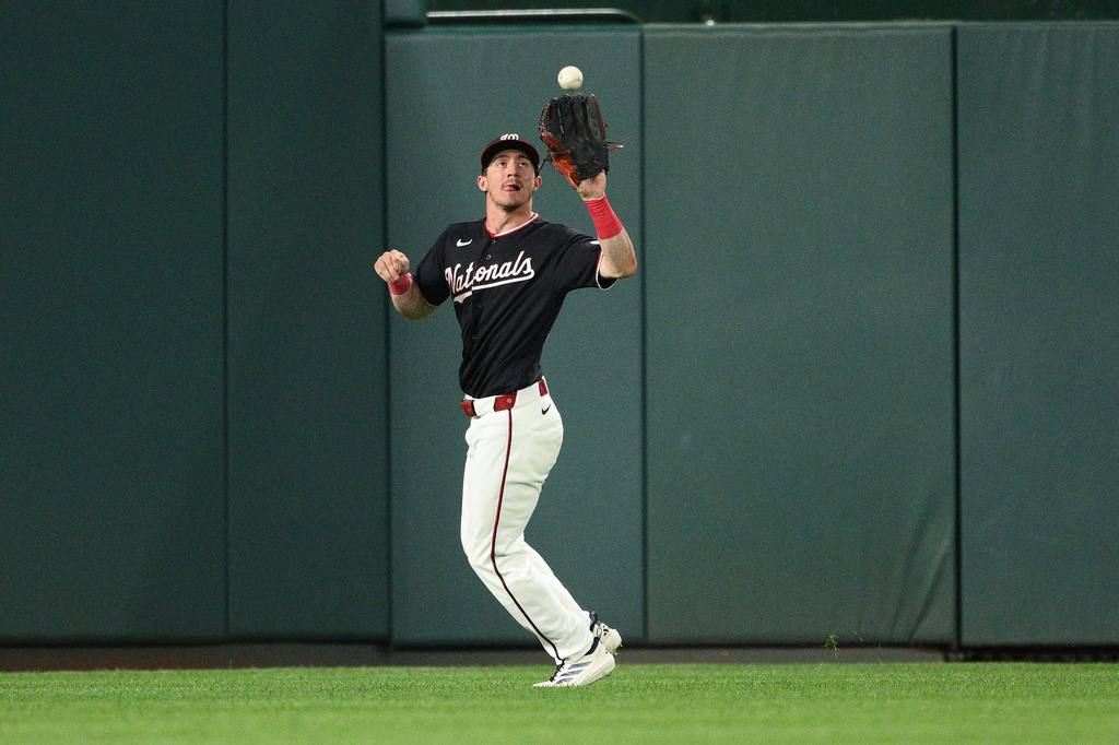 Nationals' Jacob Young leaves game after crashing into outfield wall