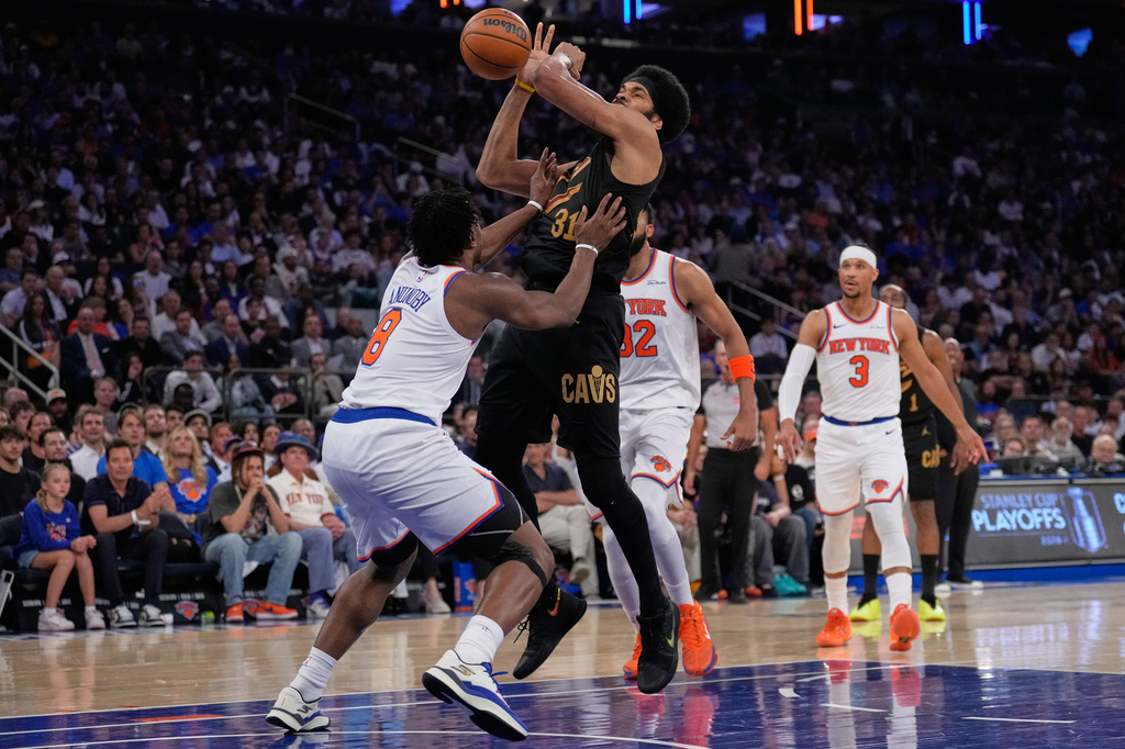 New York Knicks' Og Anunoby, left, fouls Cleveland Cavaliers' Jarrett Allen (31) as he drives to the basket during the first half of Game 1 in the Eastern Conference finals NBA basketball playoffs series Tuesday, May 19, 2026, in New York. (AP Photo/Seth Wenig)