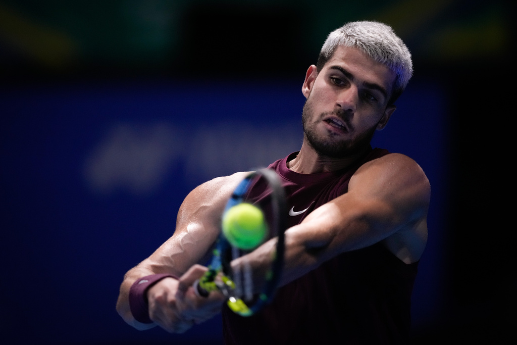 Spain's Carlos Alcaraz, plays a shot against United States' Taylor Fritz during the men's final match at the Tokyo ATP 500 tennis tournament at Ariake Coliseum, in Tokyo, Japan, Tuesday, Sept. 30, 2025. (AP Photo/Louise Delmotte)