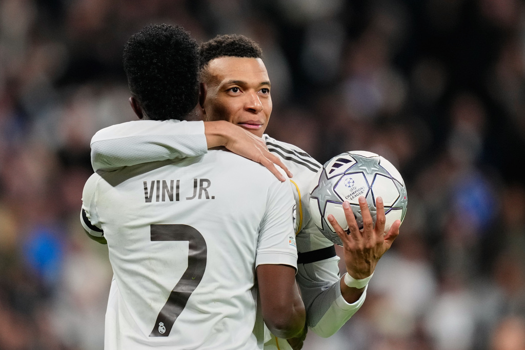 Real Madrid's Kylian Mbappe celebrates with Vinicius Junior his side's second goal during the Champions League opening phase soccer match between Real Madrid and Monaco in Madrid on Tuesday, Jan. 20, 2026. (AP Photo/Jose Breton)