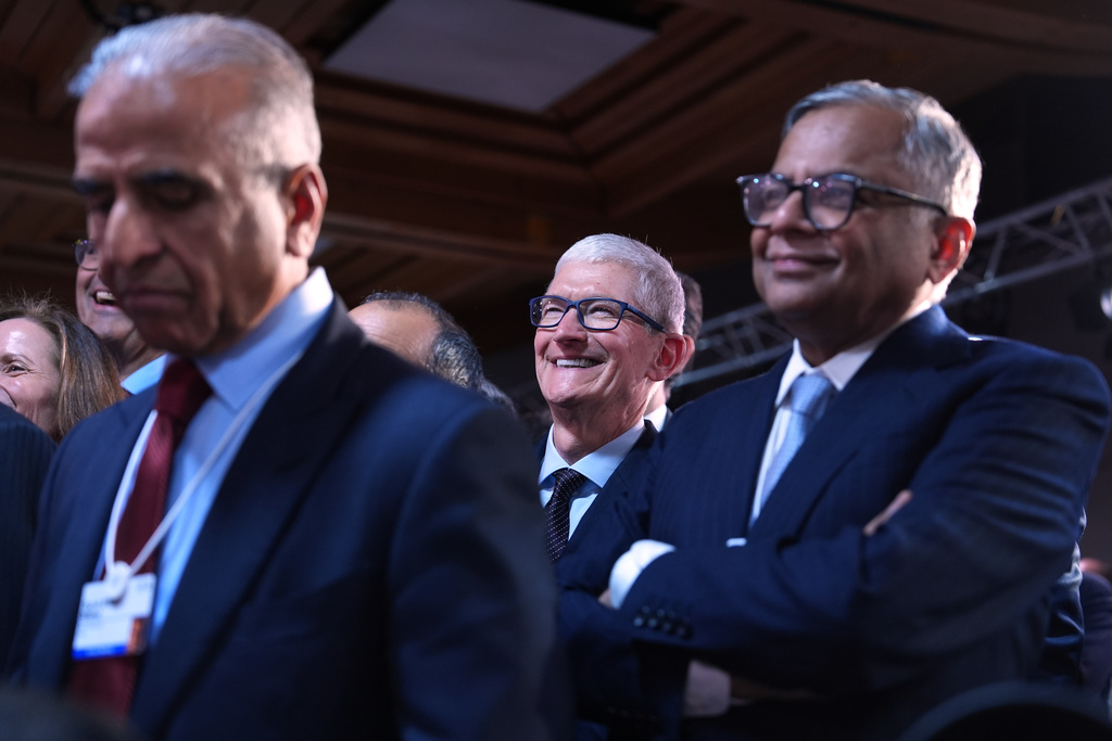 Apple CEO Tim Cook, center, attends a meeting of Global Business Leaders at the Annual Meeting of the World Economic Forum in Davos, Switzerland, Wednesday, Jan. 21, 2026. (AP Photo/Evan Vucci)