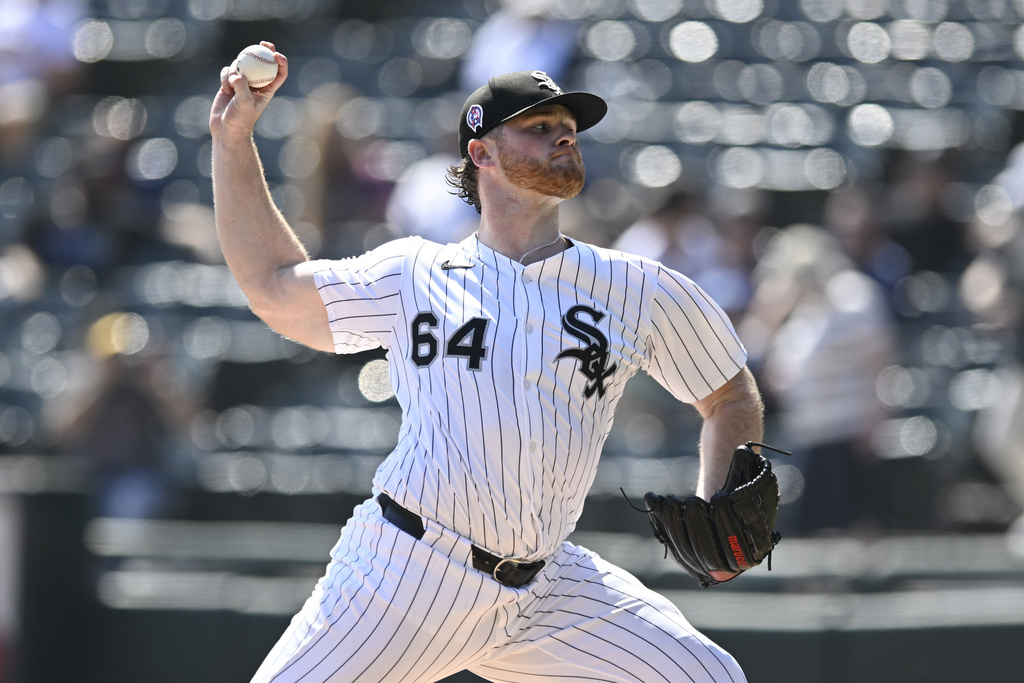 Chicago White Sox starter Shane Smith delivers a pitch during the first inning of a baseball game against the Tampa Bay Rays, Thursday, Sept. 11, 2025, in Chicago. (AP Photo/Paul Beaty)