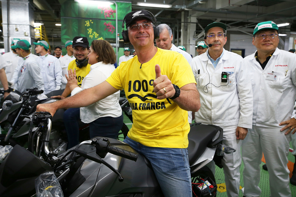 Opposition presidential candidate Sen. Flavio Bolsonaro gives a thumbs-up during a visit to a Honda motorcycle factory in the Manaus Free Trade Zone during a campaign event in Manaus, Amazonas state, Brazil, Friday, Sept. 11, 2026. (AP Photo/Edmar Barros)