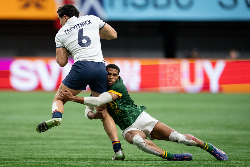 South Africa's Sebastiaan Jobb (16) tackles Spain's Jeremy Trevithick (6) during a gold medal Vancouver Sevens rugby match, in Vancouver, British Columbia, Sunday, March 8, 2026. (Ethan Cairns/The Canadian Press via AP)
