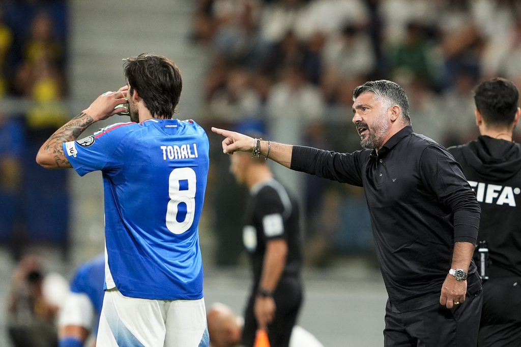 Italy's head coach Gennaro Gattuso, right, speak to Alessandro Tonali during a World Cup qualifying soccer match between Italy and Estonia, Friday, Sept. 5, 2025, in Bergamo, Italy. (Fabio Ferrari/LaPresse via AP)