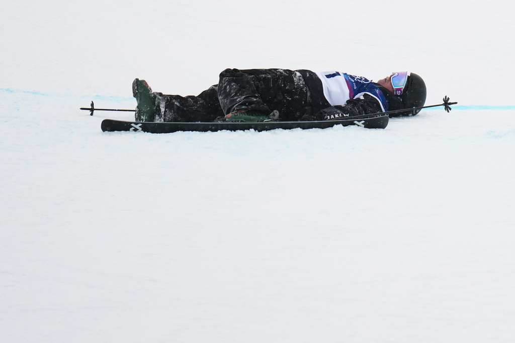 New Zealand's Finley Melville Ives crashes during the men's freestyle skiing halfpipe qualifications at the 2026 Winter Olympics, in Livigno, Italy, Friday, Feb. 20, 2026. (AP Photo/Julia Demaree Nikhinson)