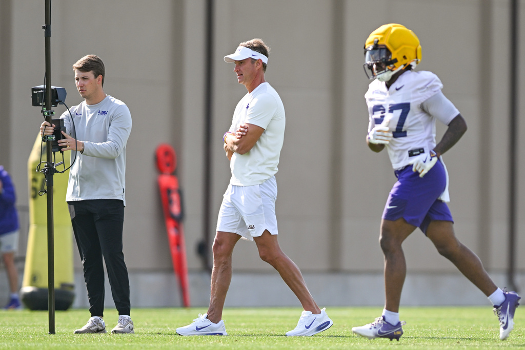LSU head coach Lane Kiffin, center, watches his team during spring NCAA college football practice, Tuesday, March 24, 2026, in Baton Rouge, La. (Javier Gallegos/The Advocate via AP)