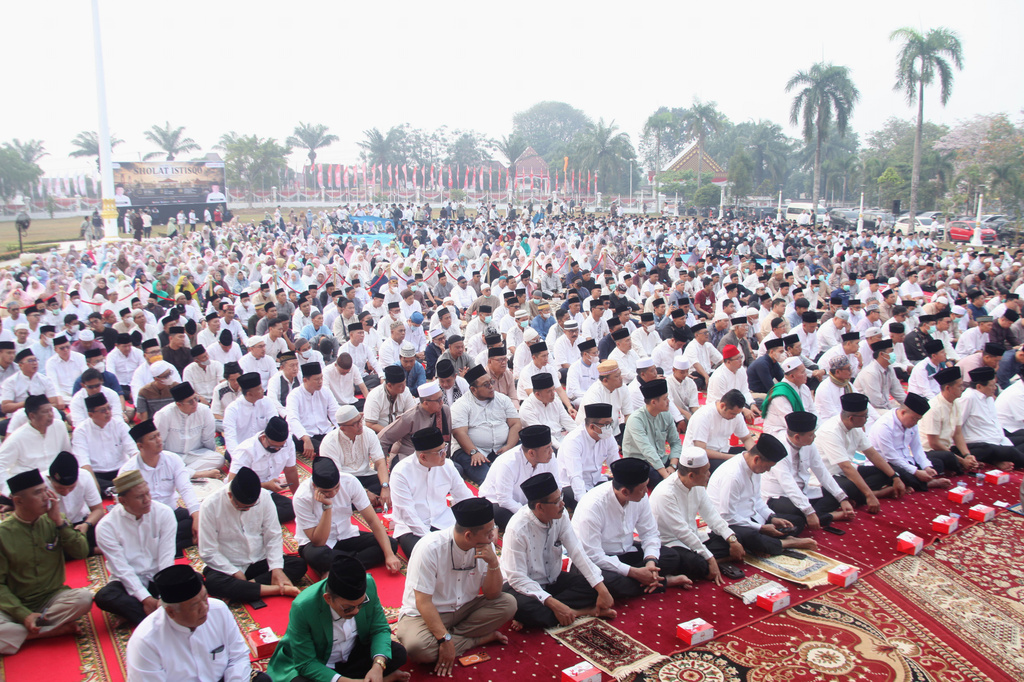 Indonesian Muslims attend a prayer requesting for rain following wildfires that burn through peatlands in several regions in Sumatra and Kalimantan Island, in Palembang, South Sumatra, Indonesia, Tuesday, Aug. 25, 2026. (AP Photo/Muhammad Fajri)