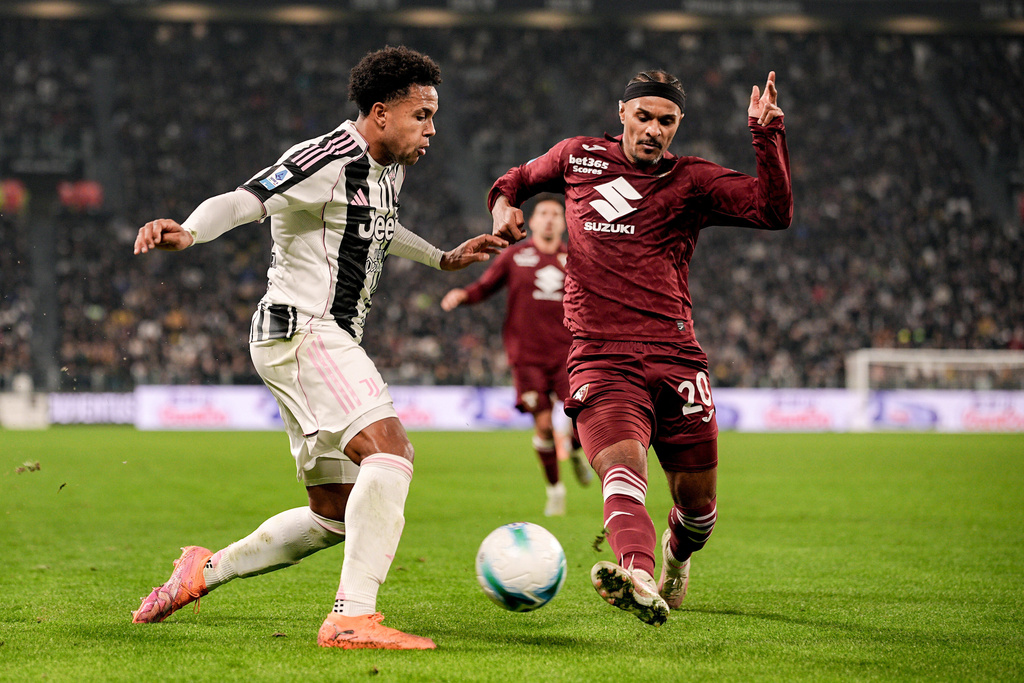 Juventus' Weston McKennie, left, fights for the ball with Torino's Valentino Lazaro during the Serie A soccer match between Juventus and Torino, in Turin, Italy, Saturday, Nov. 8, 2025. (Marco Alpozzi/LaPresse via AP)