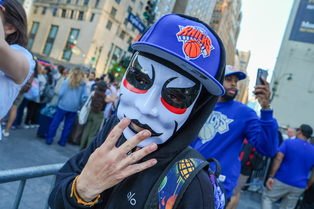 A New York Knicks fan gestures outside of Madison Square Garden ahead of Game 3 of the NBA Finals basketball series, Monday, June 8, 2026, in New York. (AP Photo/Ryan Murphy)