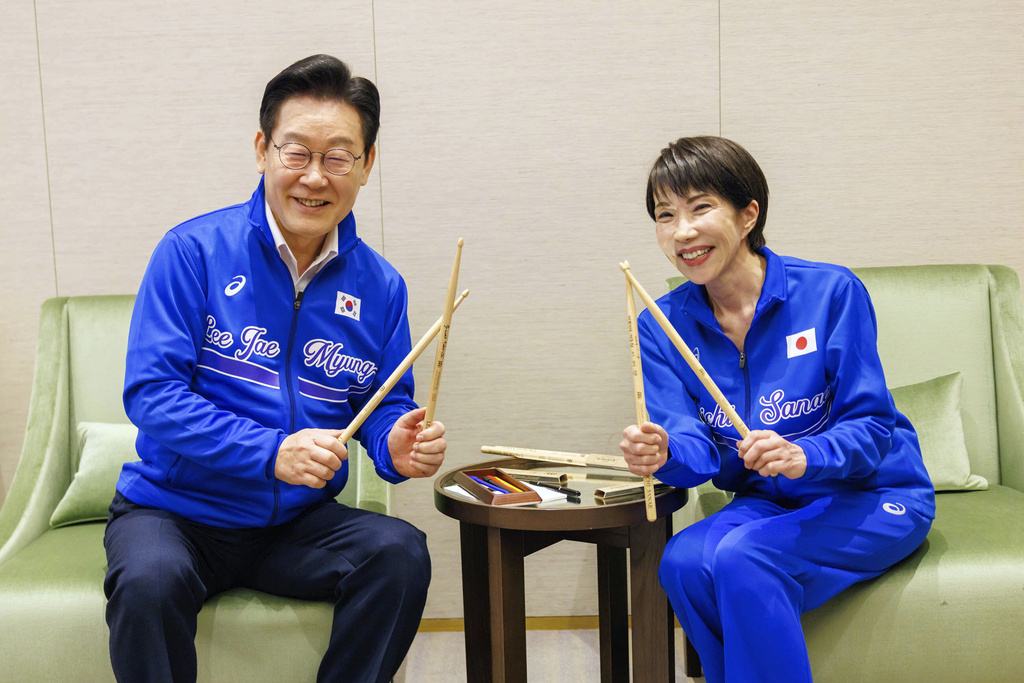 In this photo released on the official website of Prime Minister's Office of Japan, Japanese Prime Minister Sanae Takaichi, right, and South Korean President Lee Jae Myung pose for a photo as they play drump together after their talks in Nara, western Japan Tuesday, Jan. 13, 2026. (Prime Minister's Office of Japan via AP)