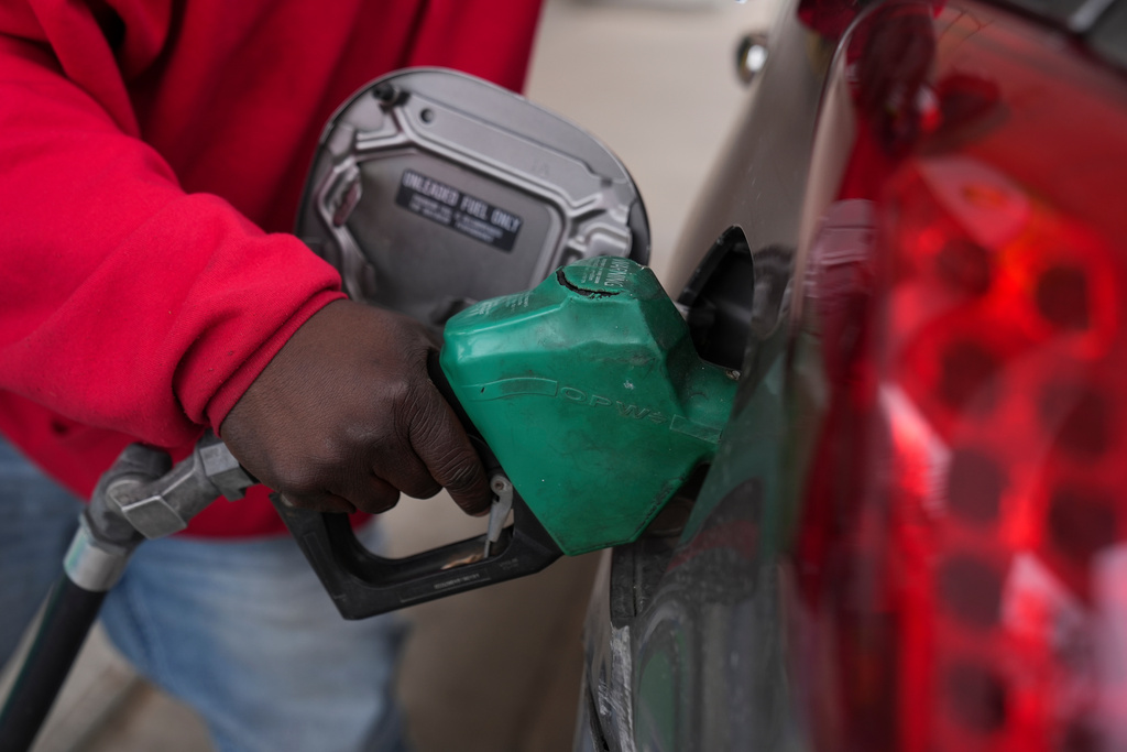 Dave Thomas purchases gasoline at a station Tuesday, March 24, 2026, in Chicago. (AP Photo/Erin Hooley)