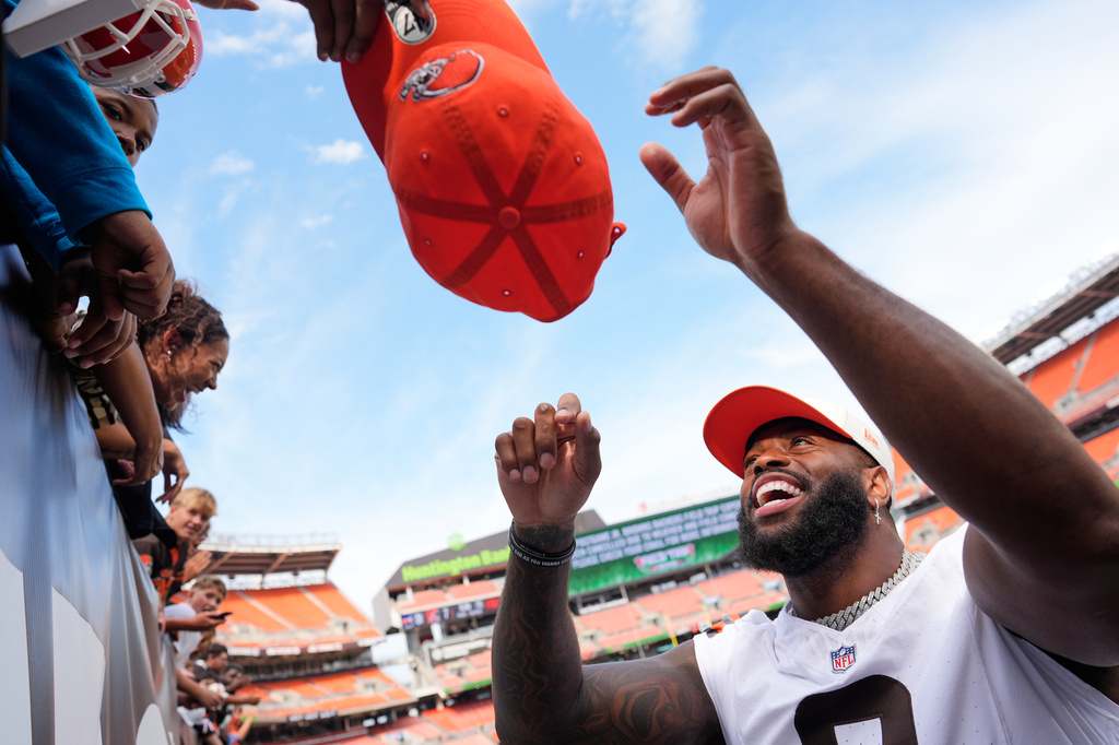 Cleveland Browns defensive end Jared Verse greets fans after an NFL preseason football game against the Buffalo Bills, Saturday, Aug. 22, 2026, in Cleveland. (AP Photo/Carolyn Kaster)