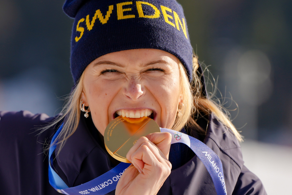 Frida Karlsson, of Sweden, poses after winning the gold medal in the cross country skiing women's 10km interval start free at the 2026 Winter Olympics, in Tesero, Italy, Thursday, Feb. 12, 2026. (AP Photo/Kirsty Wigglesworth)