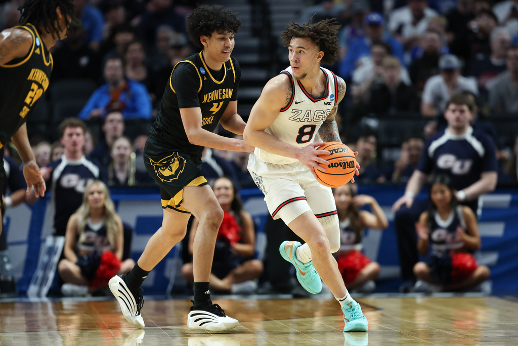 Gonzaga guard Jalen Warley (8) looks to get past Kennesaw State guard Kaden Rickard (4) during the first half in the first round of the NCAA college basketball tournament Thursday, March 19, 2026, in Portland, Ore. (AP Photo/Amanda Loman)
