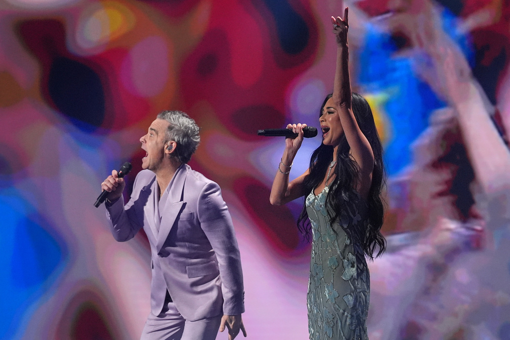 Singer Robbie Williams and singer and actor Nicole Scherzinger perform during the draw for the 2026 soccer World Cup at the Kennedy Center in Washington, Friday, Dec. 5, 2025. (AP Photo/Jacquelyn Martin)