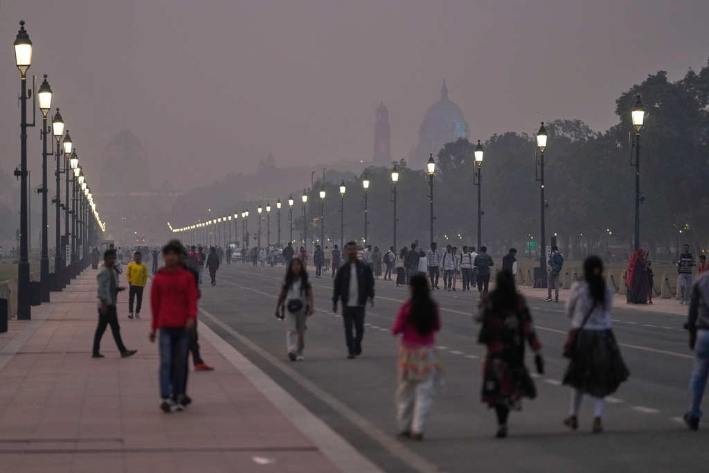 Kartavya Path, the ceremonial boulevard, is seen enveloped in smog in New Delhi, India, Tuesday, Nov. 18, 2025. (AP Photo/Manish Swarup)