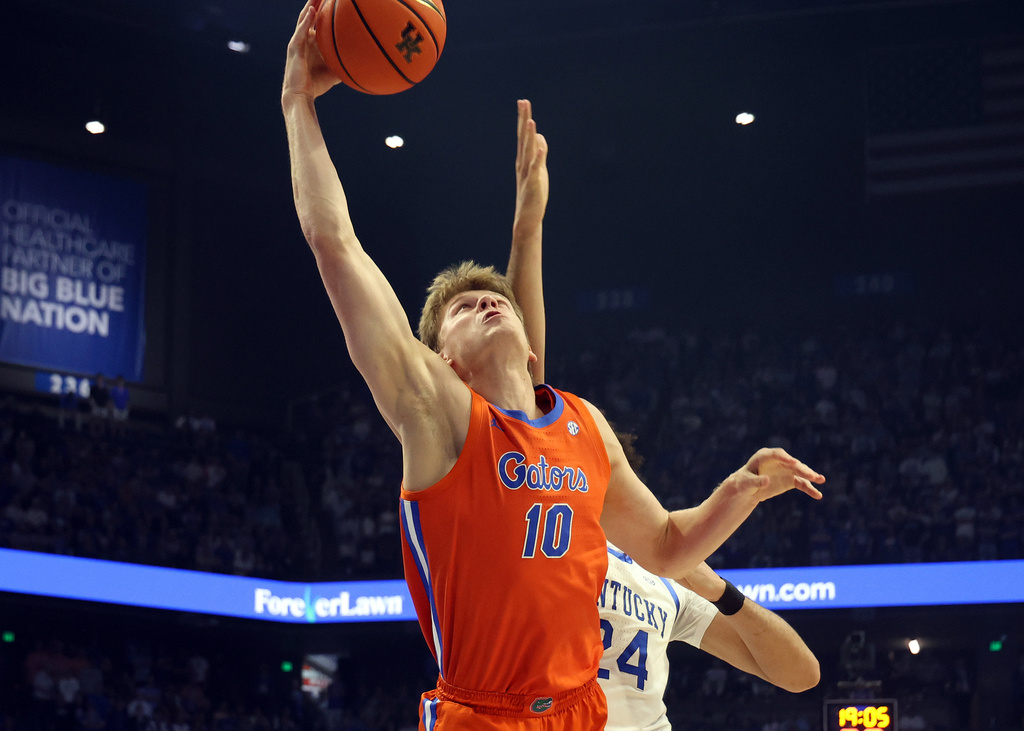 Florida's Thomas Haugh (10) pulls in a rebound in front of Kentucky's Malachi Moreno, back, during the first half of an NCAA college basketball game in Lexington, Ky., Saturday, March 7, 2026. (AP Photo/James Crisp)