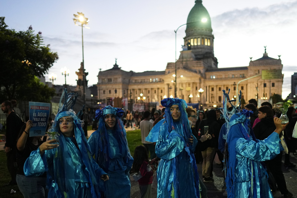 Demonstrators protest outside Congress as lawmakers debate the Javier Milei government's proposal to reform the glacier protection law in Buenos Aires, Argentina, Wednesday, April 8, 2026. (AP Photo/Rodrigo Abd)