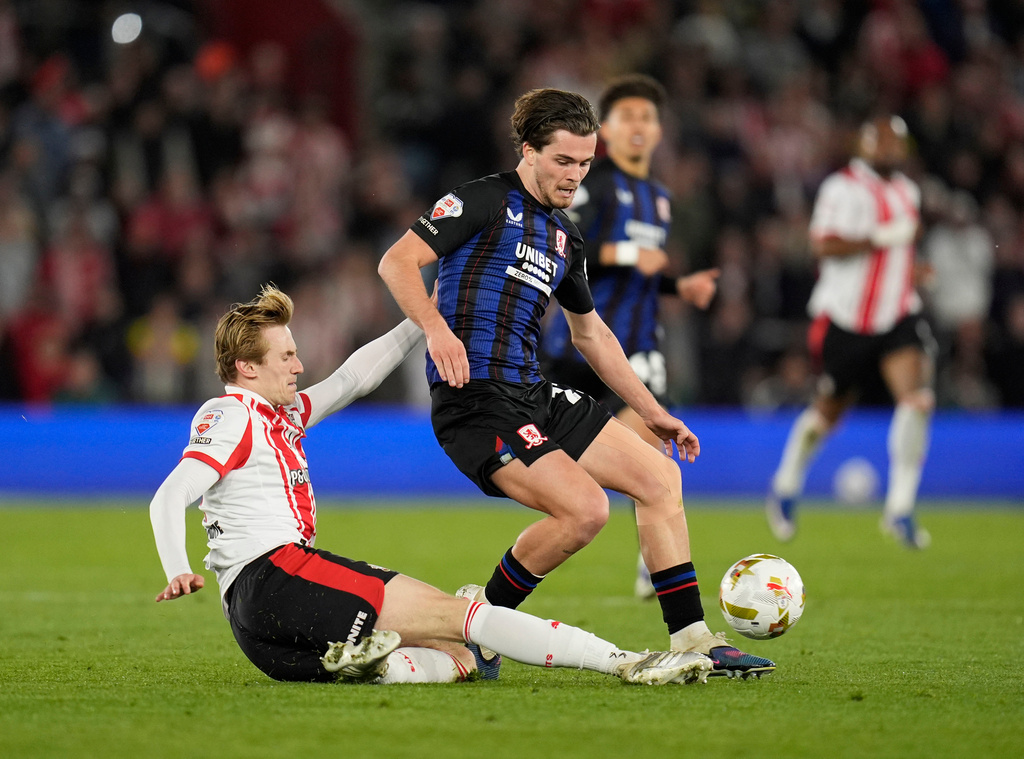 Southampton's Flynn Downes, left, and Middlesbrough's Leo Castledine battle for the ball during the EFL Championship play off semifinal soccer game between Southampton and Middlesbrough, Tuesday, May 12, 2026, in, Southampton, England. (Andrew Matthews/PA via AP)