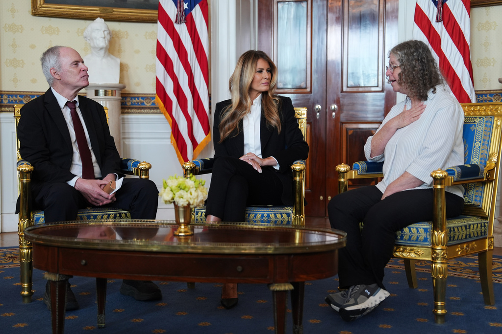 First lady Melania Trump meets with freed American-Israeli hostage Keith Siegel and his wife Aviva at the White House, Wednesday, Feb. 4, 2026, in Washington. (AP Photo/Evan Vucci)