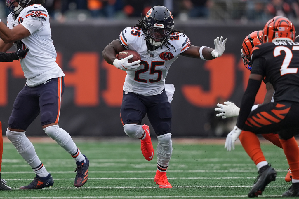 Chicago Bears running back Kyle Monangai (25) runs the ball during the first half of an NFL football game against the Cincinnati Bengals, Sunday, Nov. 2, 2025, in Cincinnati. (AP Photo/Joshua A. Bickel)