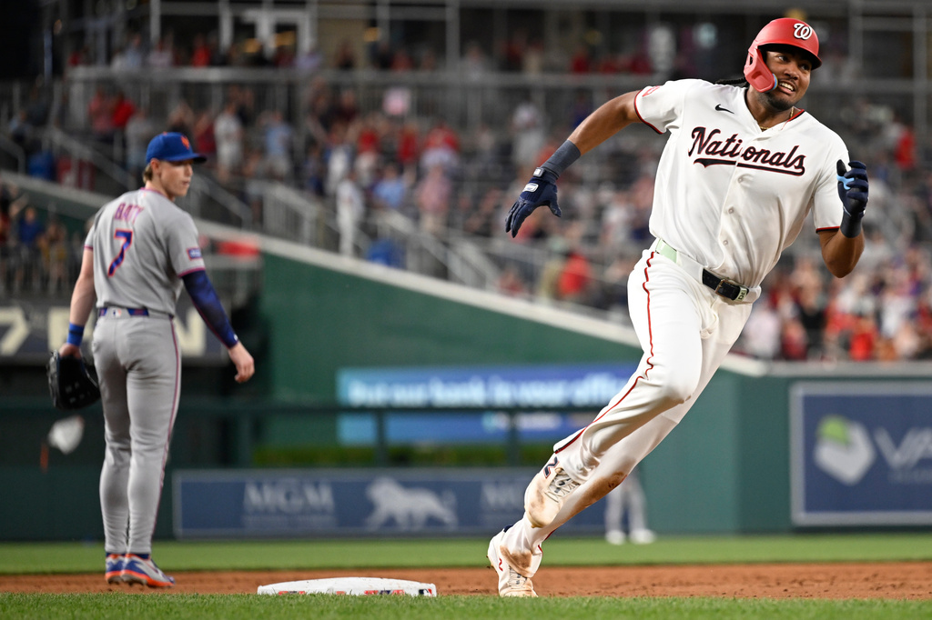 New York Mets third baseman Brett Baty (7) watches Washington Nationals' James Wood head home on a inside-the-park grand slam during the second inning of a baseball game, Tuesday, May 19, 2026, in Washington. (AP Photo/John McDonnell)