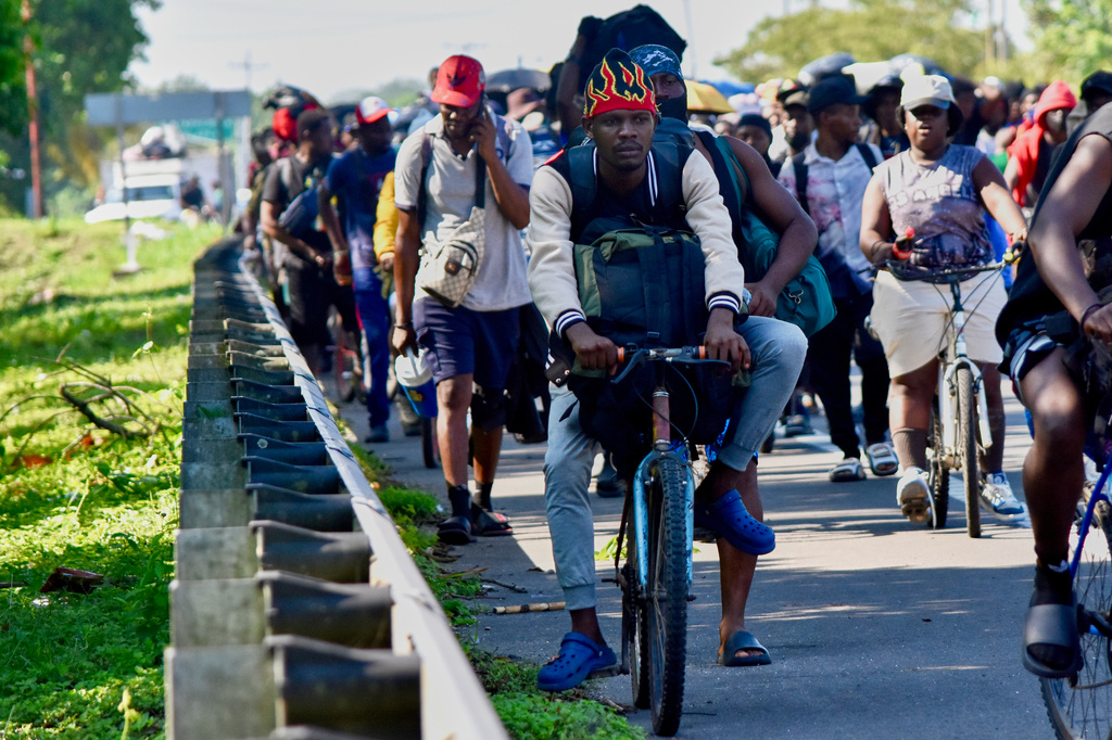 Migrants walk on the highway through the municipality of Huehuetan, Chiapas state, Mexico, Tuesday, April 21, 2026, after leaving Tapachula the previous night. (AP Photo/Edgar H. Clemente)