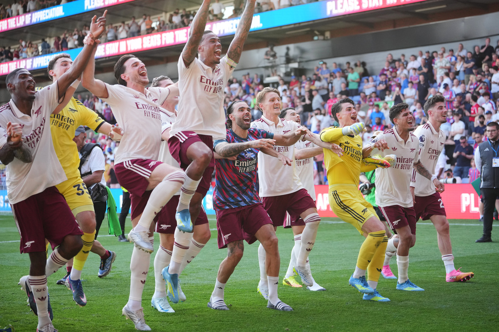 Arsenal players celebrate after the English Premier League soccer match between Crystal Palace and Arsenal in London, England, Sunday, May 24, 2026. (AP Photo/Kin Cheung)