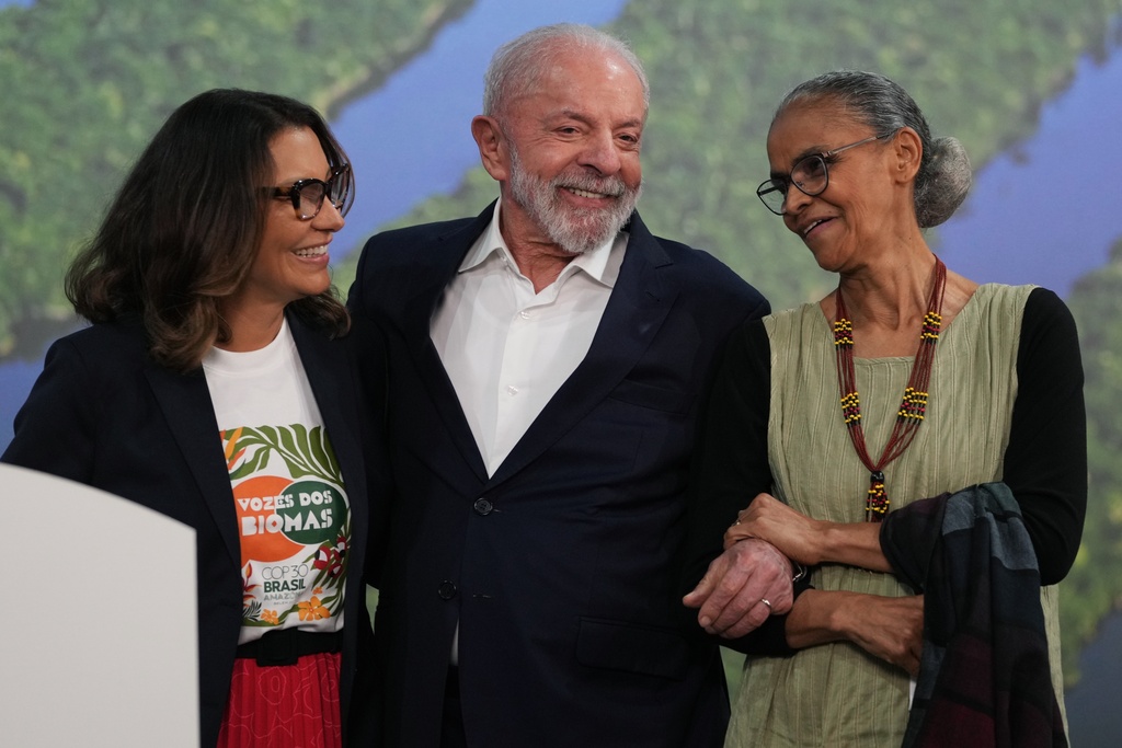 Brazil President Luiz Inacio Lula da Silva, center, attends a news conference with his wife Rosangela da Silva, left, and Marina Silva, Brazil environment minister, at the COP30 U.N. Climate Summit, Wednesday, Nov. 19, 2025, in Belem, Brazil. (AP Photo/Andre Penner)