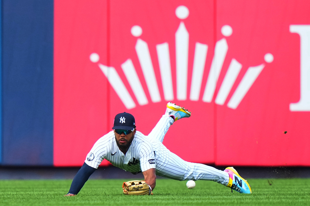 New York Yankees' Heliot Ramos drops a ball hit by Toronto Blue Jays' George Springer for a single during the seventh inning of a baseball game Saturday, Aug. 22, 2026, in New York. (AP Photo/Frank Franklin II)