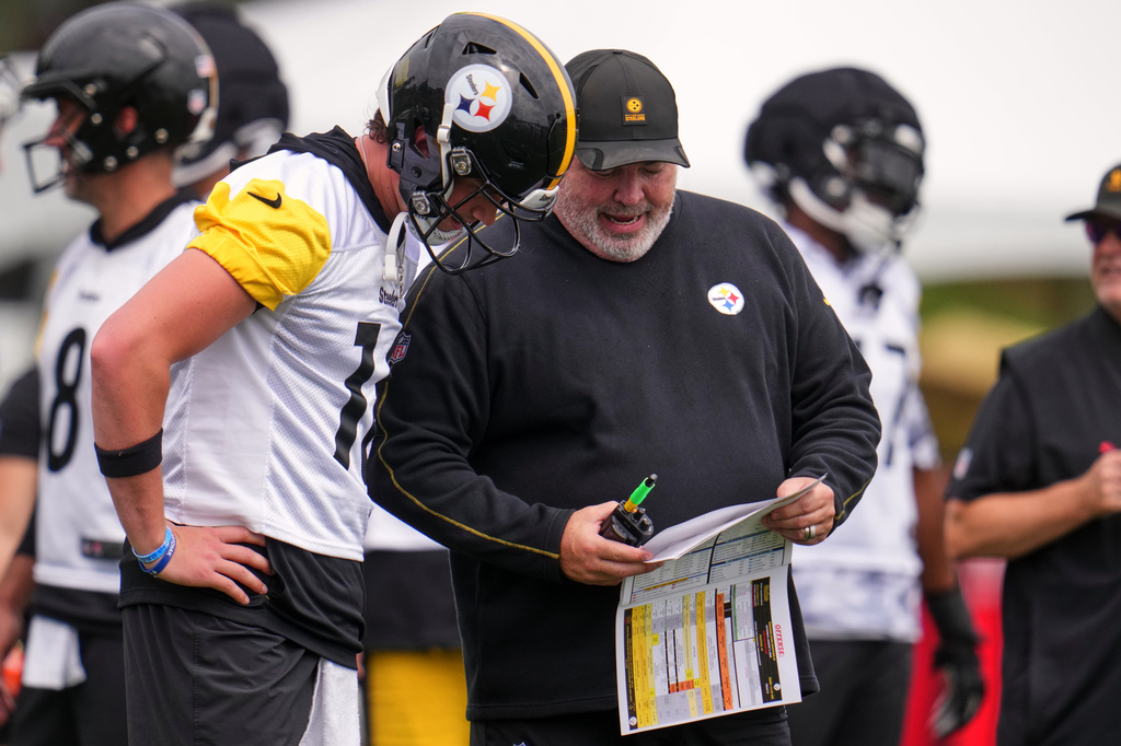 Pittsburgh Steelers head coach Mike McCarthy, right goes over a play with quarterback Drew Allar during the NFL team's camp in Latrobe, Pa., Saturday, Aug. 1, 2026. (AP Photo/Gene J. Puskar)