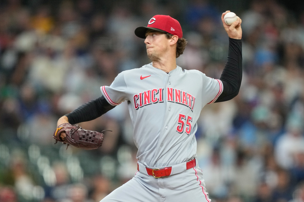 Cincinnati Reds pitcher Brandon Williamson throws during the fourth inning of a baseball game against the Milwaukee Brewers, Sunday, Sept. 13, 2026, in Milwaukee. (AP Photo/Kayla Wolf)