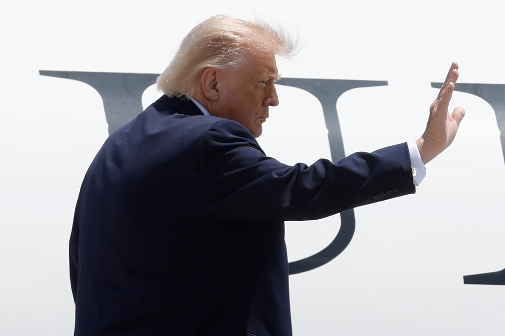 President Donald Trump waves from the stairs of Air Force One upon his arrival at Joint Base Andrews, Md., Friday, June 5, 2026.(AP Photo/Luis M. Alvarez)