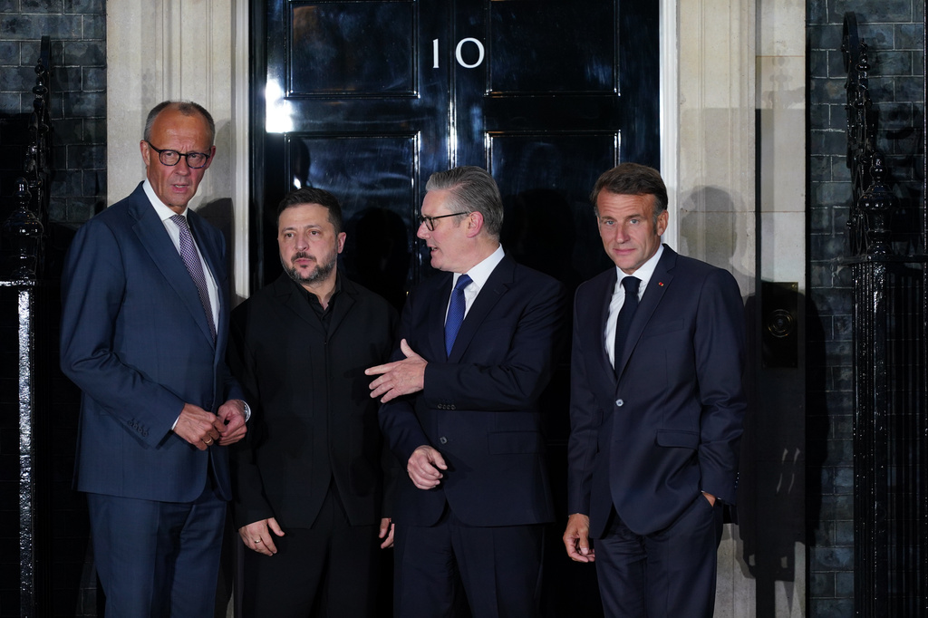 Britain's Prime Minister Keir Starmer, second from right, France's President Emmanuel Macron, right, Ukrain'e President Volodymyr Zelenskyy, second from left, and Germany's Chancellor Friedrich Merz, pose for photos on the doorstep of 10 Downing Street after their meeting in London, Sunday, June 7, 2026. (AP Photo/Alberto Pezzali)