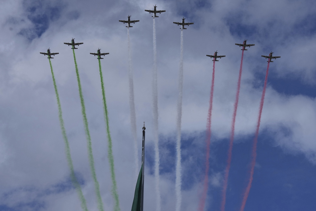 Planes fly with contrails of the colors of Mexico's flag during the annual Independence Day military parade in Mexico City, Tuesday, Sept. 16, 2025. (AP Photo/Fernando Llano)