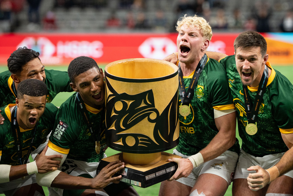 South Africa's Gino Cupido (35) prepares to lift the champion's cup with his team to celebrate after defeating Spain during the gold medal Vancouver Sevens rugby match, in Vancouver, British Columbia, Sunday, March 8, 2026. (Ethan Cairns/The Canadian Press via AP)