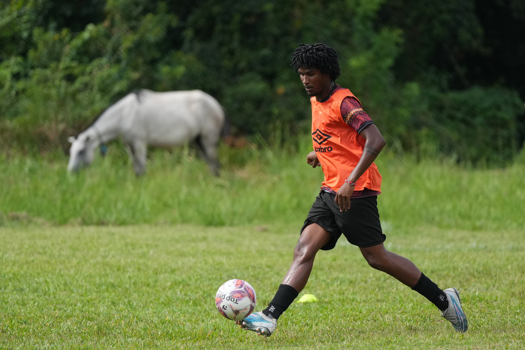 A player for Originarios, a new soccer club in Rio's fifth division made up exclusively of Indigenous players, controls the ball during a training session in Marica, Brazil, Tuesday, April 28, 2026. (AP Photo/Silvia Izquierdo)