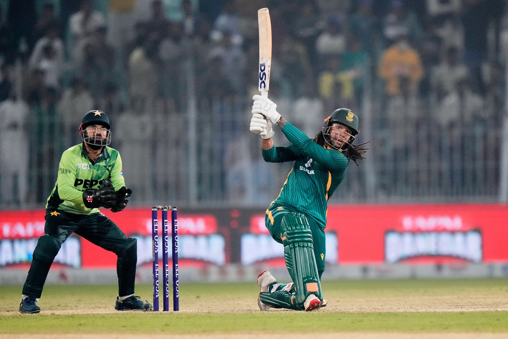 South Africa's Tony de Zorzi, right, follow the ball after hitting a six as Pakistan's Mohammad Rizwan watches during the second one day international cricket match between Pakistan and South Africa, in Faisalabad, Pakistan, Thursday, Nov. 6, 2025. (AP Photo/Anjum Naveed)