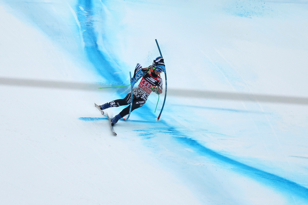 New Zealand's Alice Robinson crashes during an alpine ski, women's World Cup Super G, in Tarvisio, Italy, Sunday, Jan. 18, 2026. (AP Photo/Marco Trovati)
