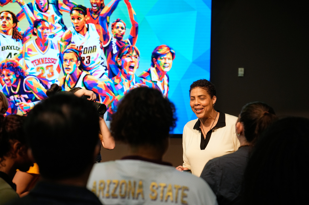 Former basketball player Cheryl Miller meets with students during an event Thursday, April 2, 2026, in Phoenix. (AP Photo/John Locher)