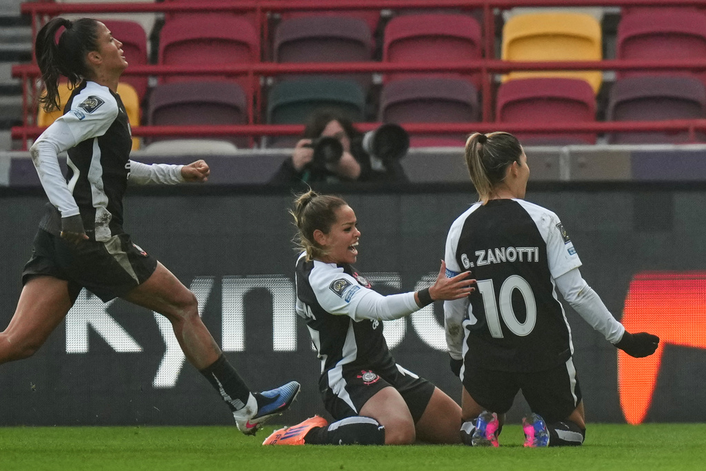Corinthian's Gabi Zanotti, right, celebrates after scoring the opening goal during the Women's Champions Cup semifinal soccer match between Gotham FC and Corinthians in London, Wednesday, Jan. 28, 2026. (AP Photo/Alastair Grant)